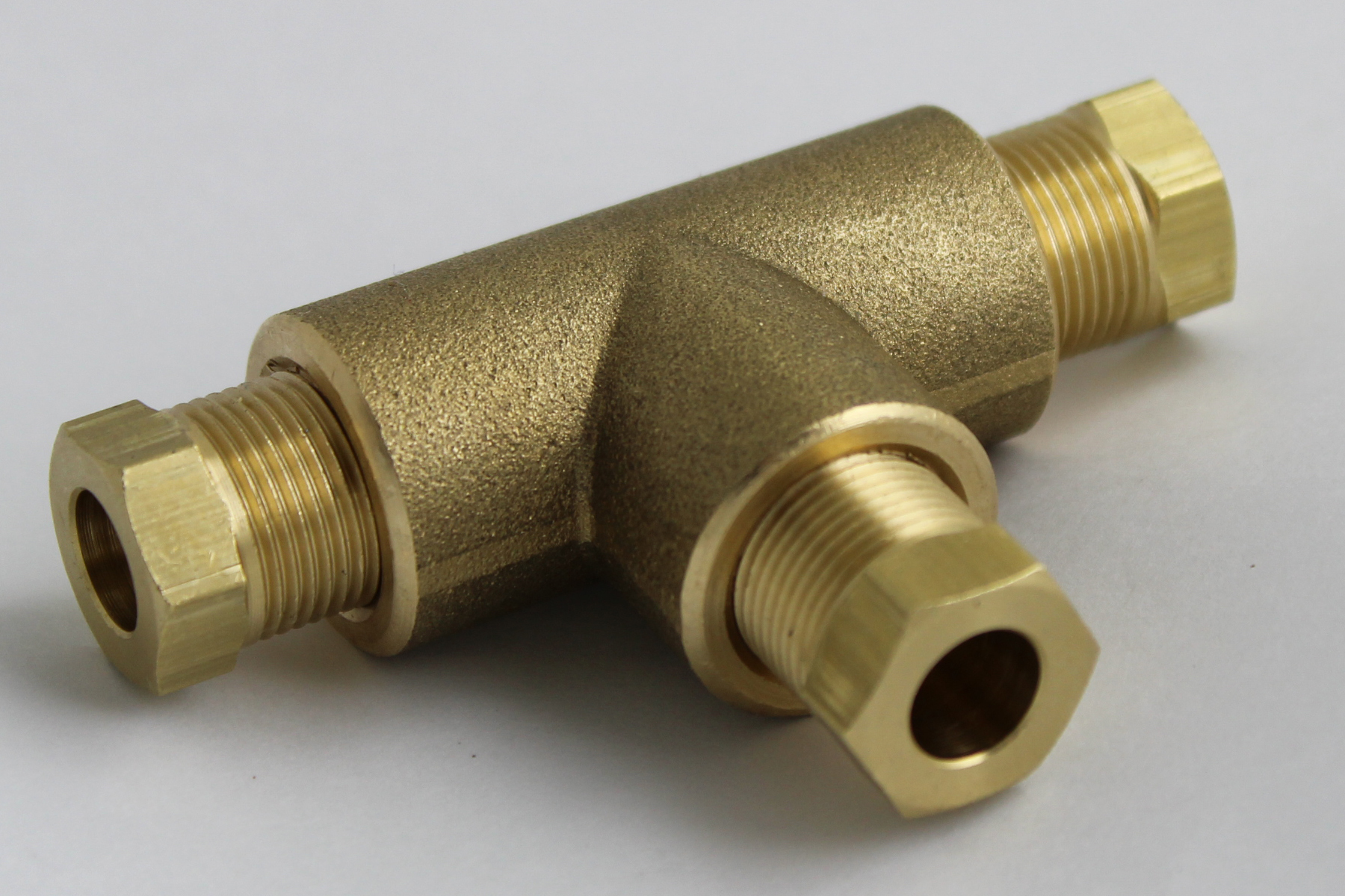 Тройник магистральный латунный D8/D8/D8 GZ254B